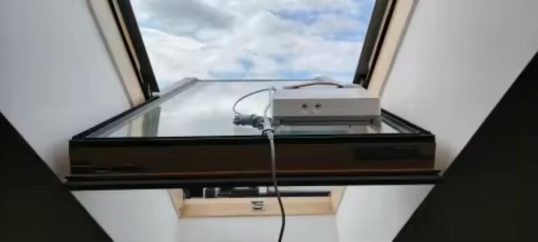 Liectroux S11 en action sur une fenêtre de toit entrouverte