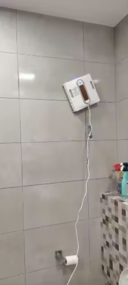 Liectroux S11 utilisé sur le carrelage mural d'une salle de bain