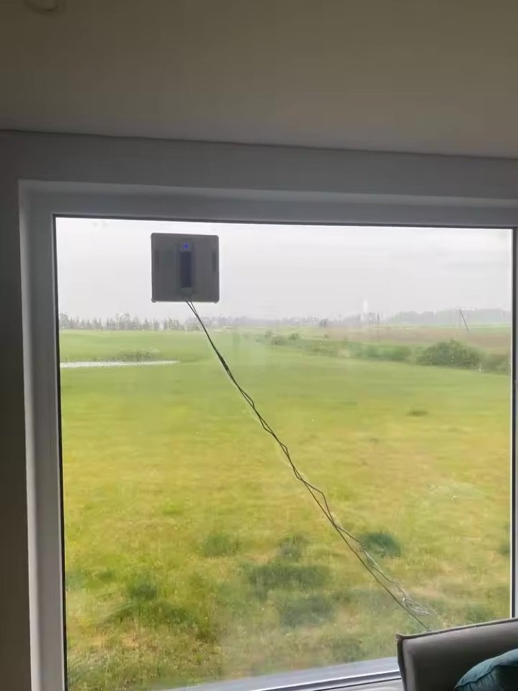 Liectroux S11 accroché à une grande baie vitrée avec sa corde de sécurité