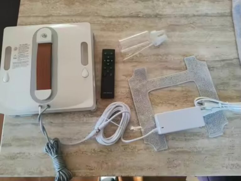 Contenu du colis Liectroux S11 : robot, télécommande, pulvérisateur, lingette microfibre et chargeur