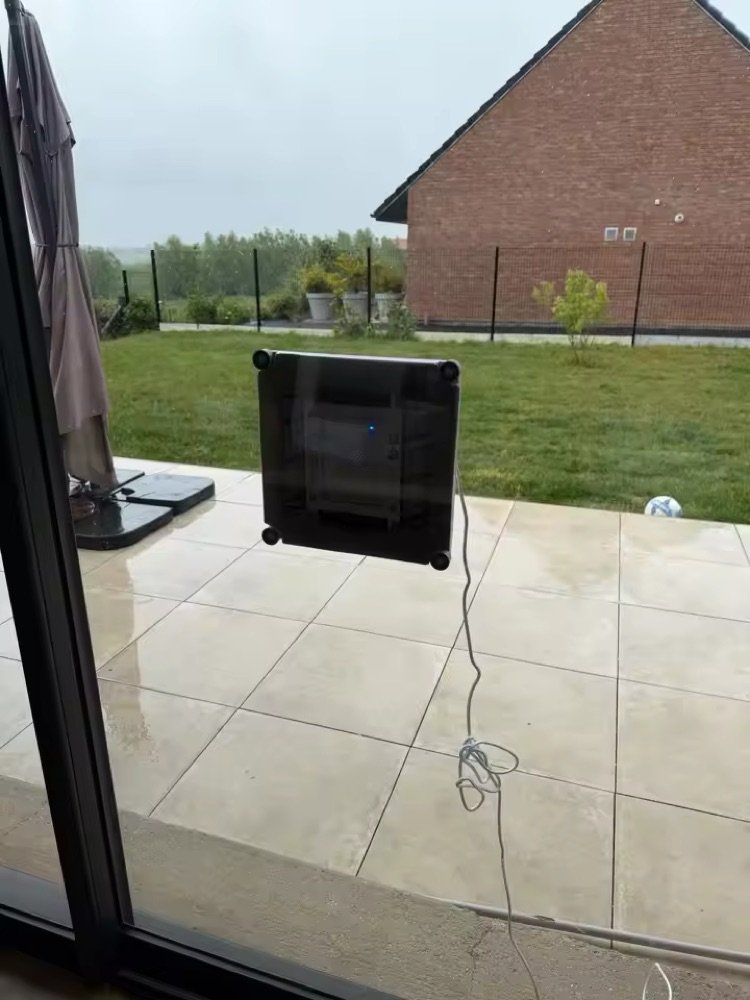 Robot lave-vitre Liectroux S9 nettoyant une grande baie vitrée donnant sur le jardin