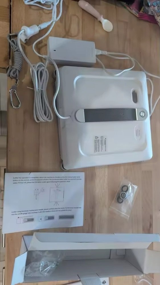 Contenu du colis Liectroux S9 : robot, chargeur, corde de sécurité, joints de rechange et notice