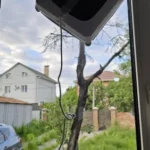 Photo client : ABIR WD10 en cours de nettoyage sur une fenêtre donnant sur un jardin