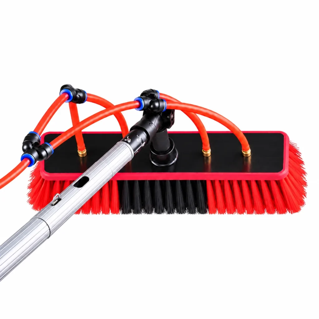Brosse à eau SolarClean 9M sur fond blanc : tête de brosse 34 cm, 4 buses et perche en aluminium