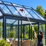 Nettoyage de la toiture vitrée d'une véranda avec la brosse à eau SolarClean 9M